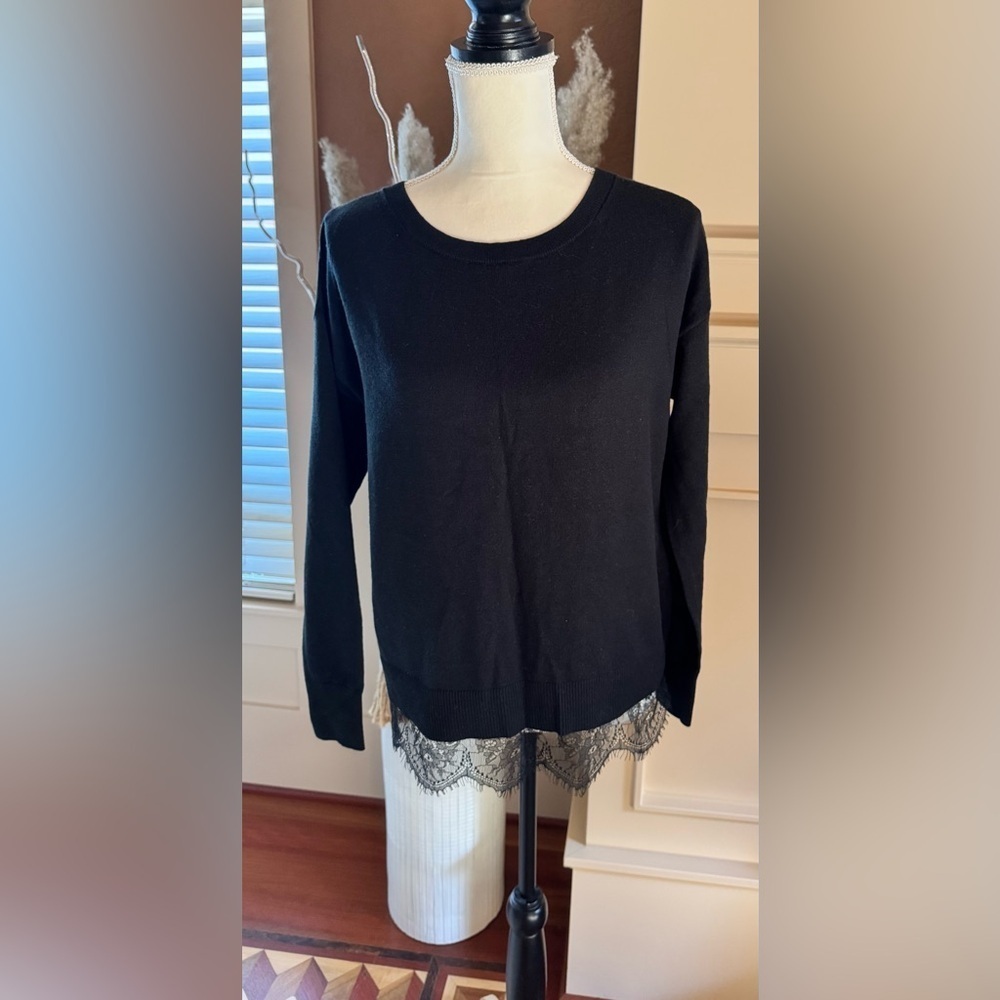 Banana Republic Wool black lace crew neck
Pullover Sweater
